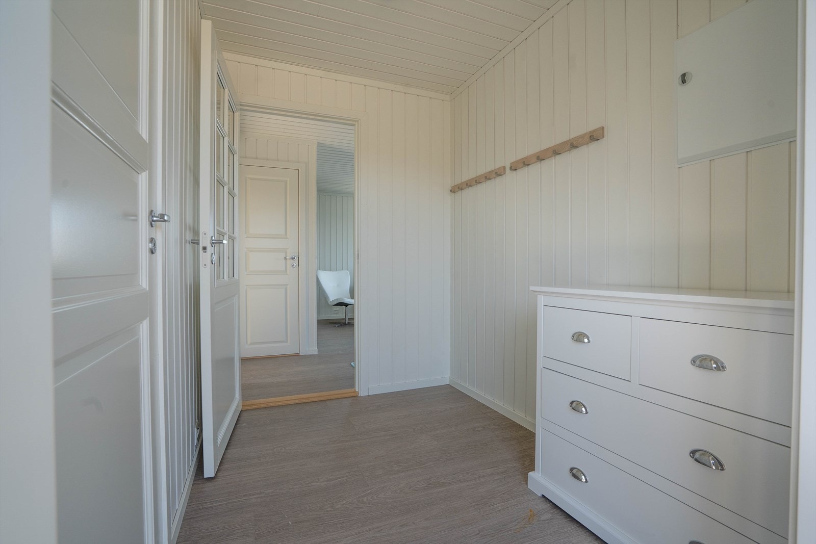 Gang med inngang til bad og videre inn i hytta. Sikringskap på vegg Galleribilde