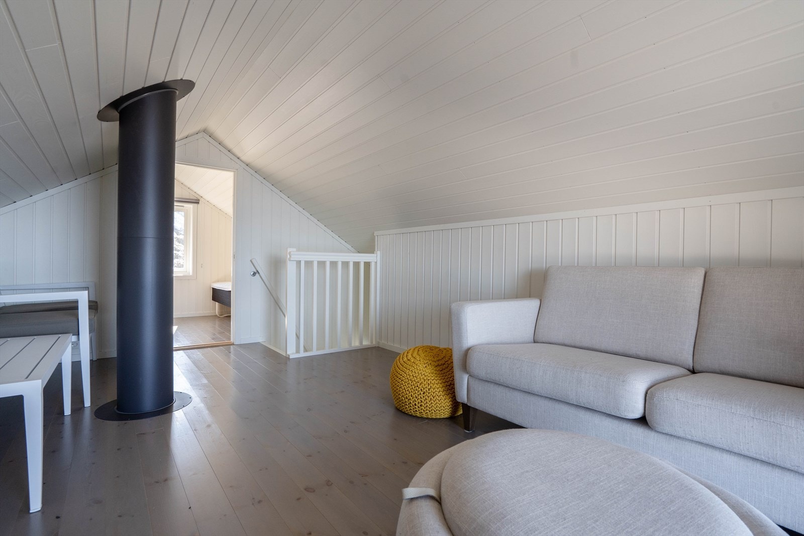 Loftstuen sett mot soverom og trapp Galleribilde