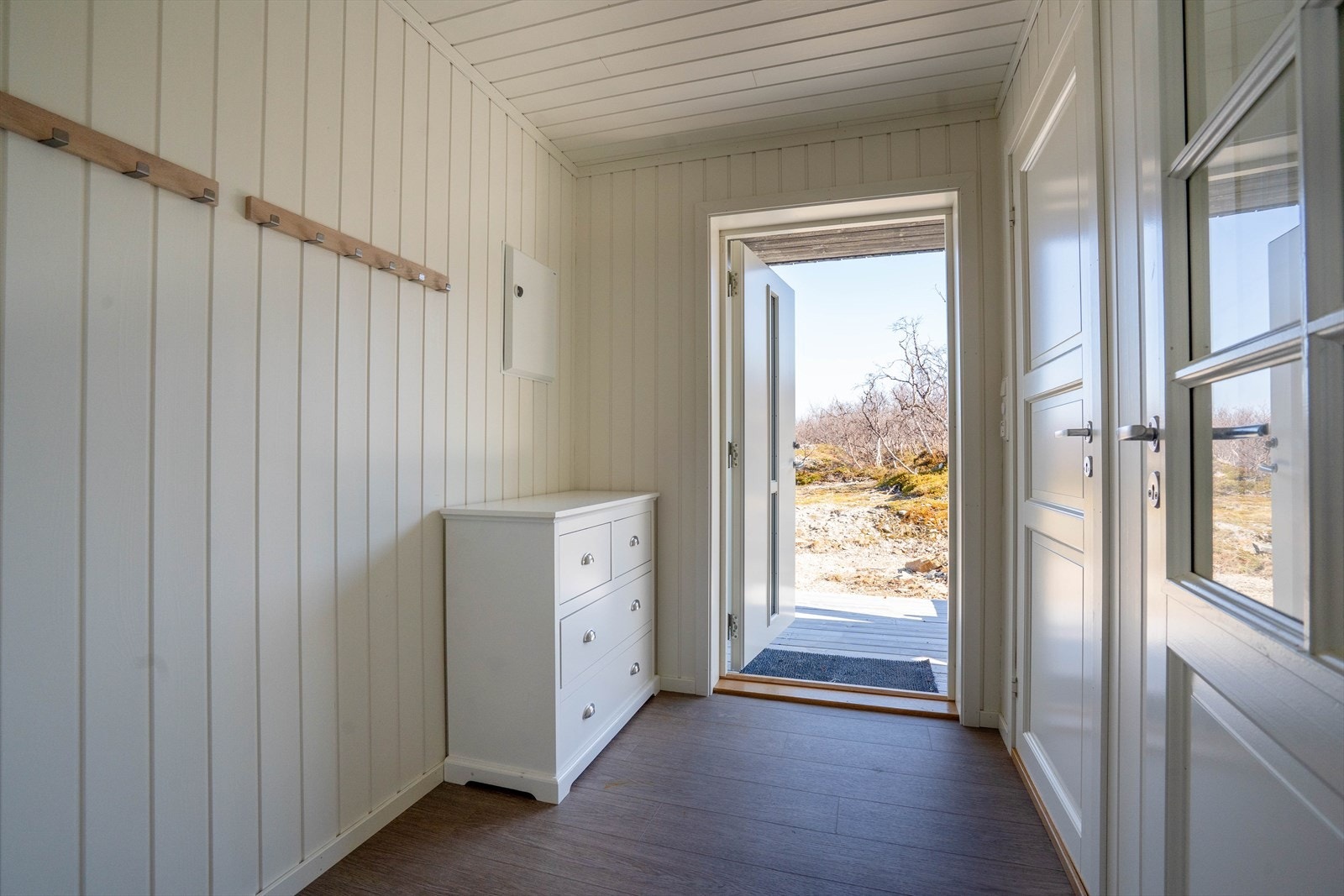 Inngang til hytta med stor terasse Galleribilde