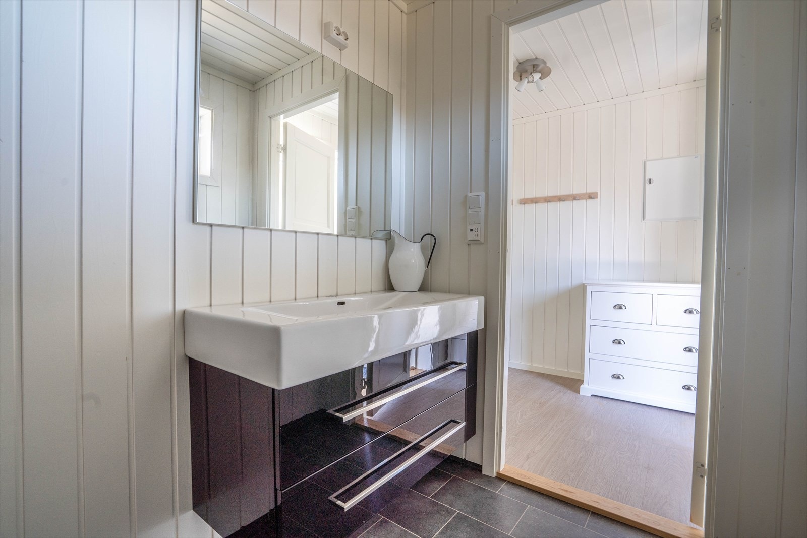 Bad med innredning og servant samt avløp av gråvann under hytta Galleribilde