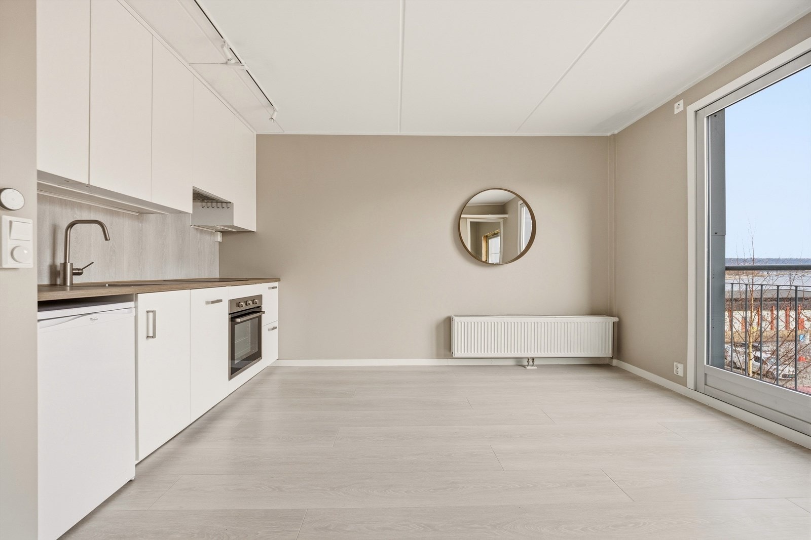 Stuen gir enkelt plass for sofagruppe med tilhørende tv-møblement Galleribilde