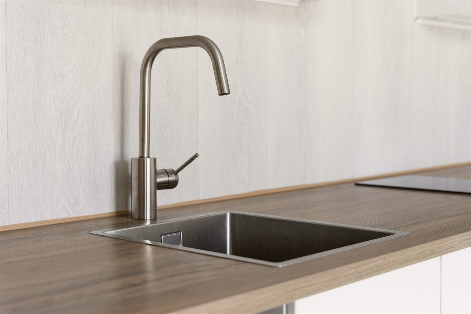 Kjøkkenet er utstyrt med integrert stekeovn, platetopp og oppvaskmaskin, samt frittstående kjøleskap Galleribilde