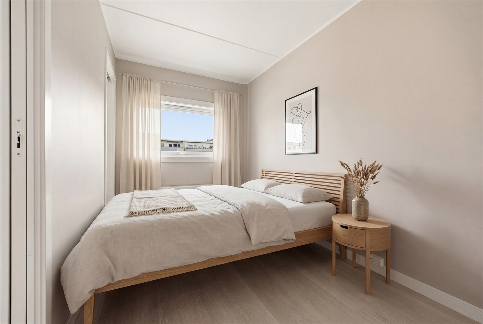 Pent soverom med plass for dobbeltseng og tilhørende nattbord Galleribilde