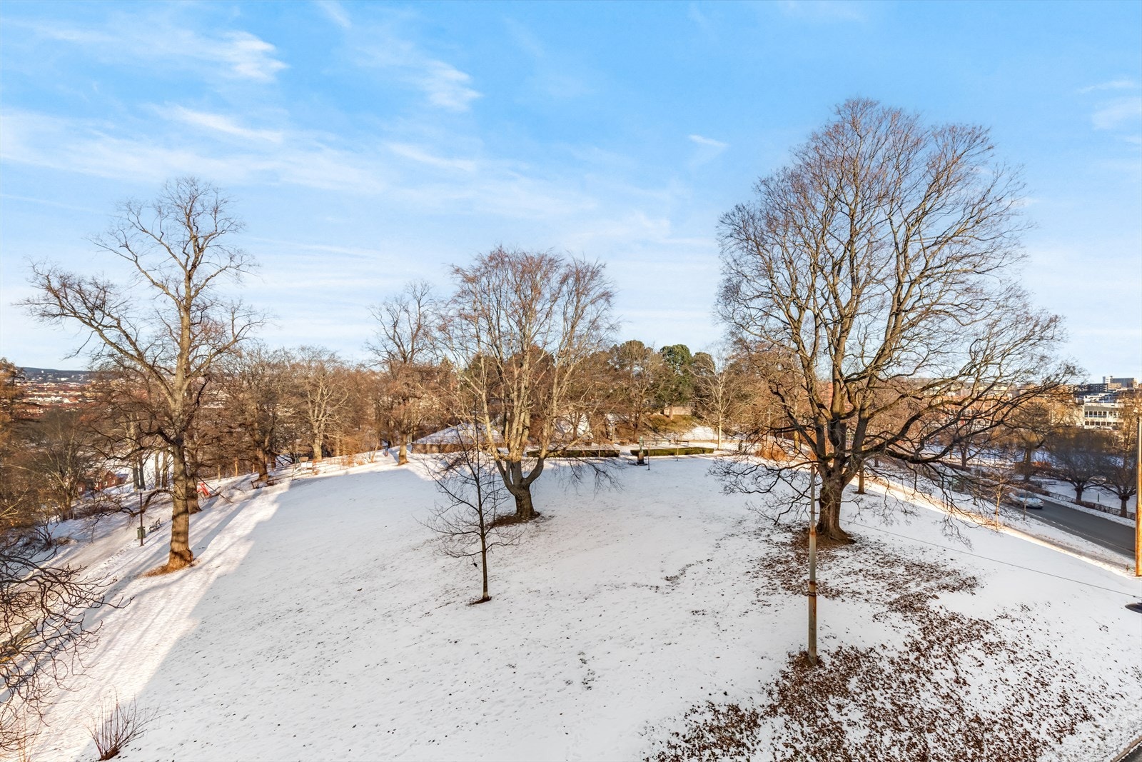 Boligen ligger høyt over byen, med fantastisk utsyn og ro. Galleribilde