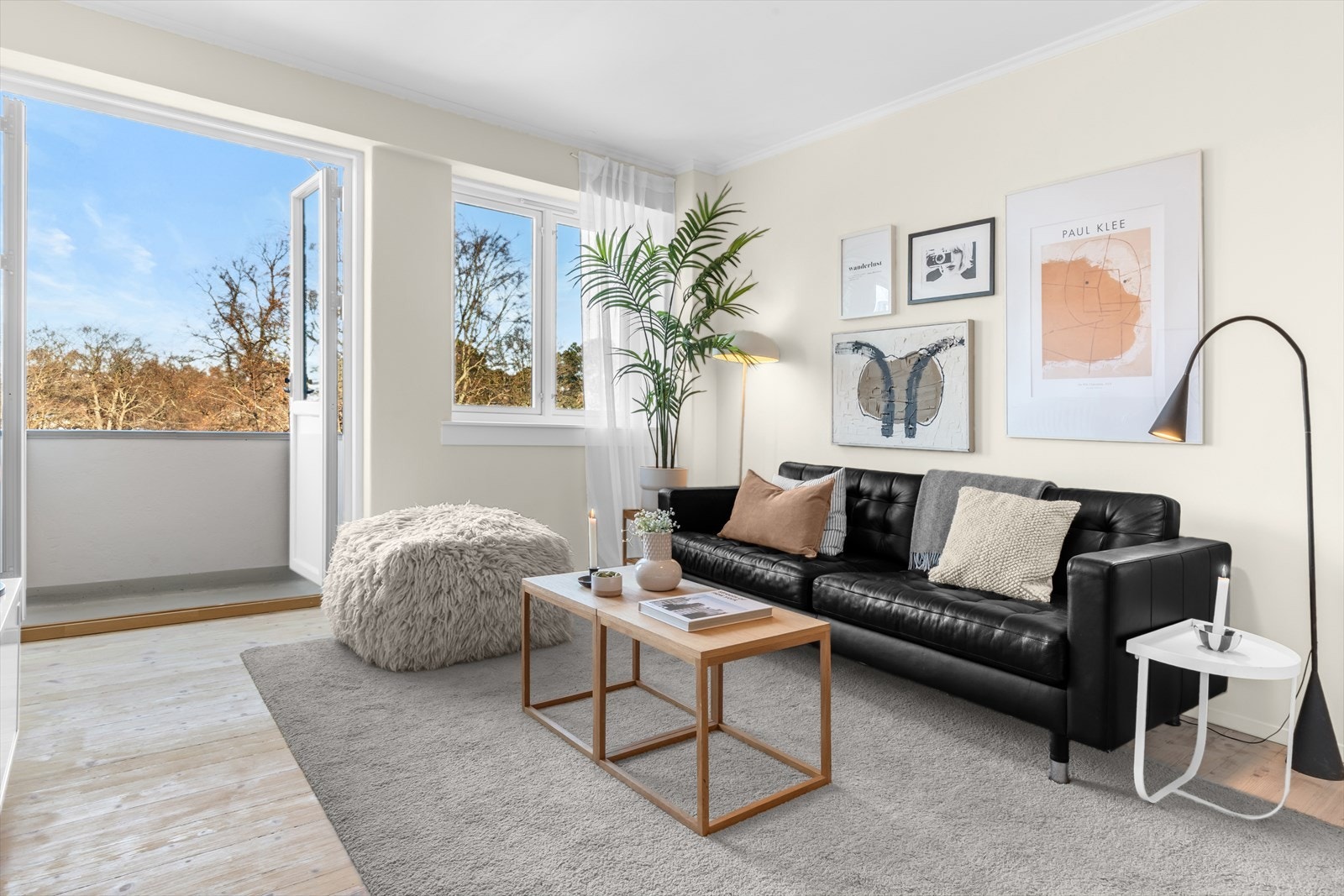 Gjennom 2-fløyet balkongdør åpner stuen seg mot balkongen, som oppleves som en naturlig forlengelse av oppholdsrommet. Galleribilde