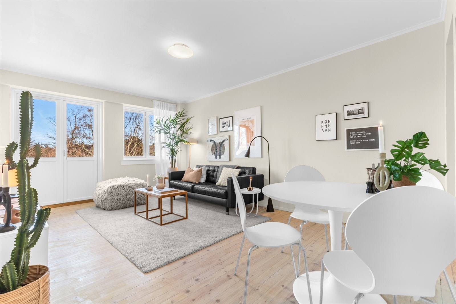 Boligen har et stort oppholdsrom med plass til både sofagruppe, mediemøblement og spisebord. Galleribilde