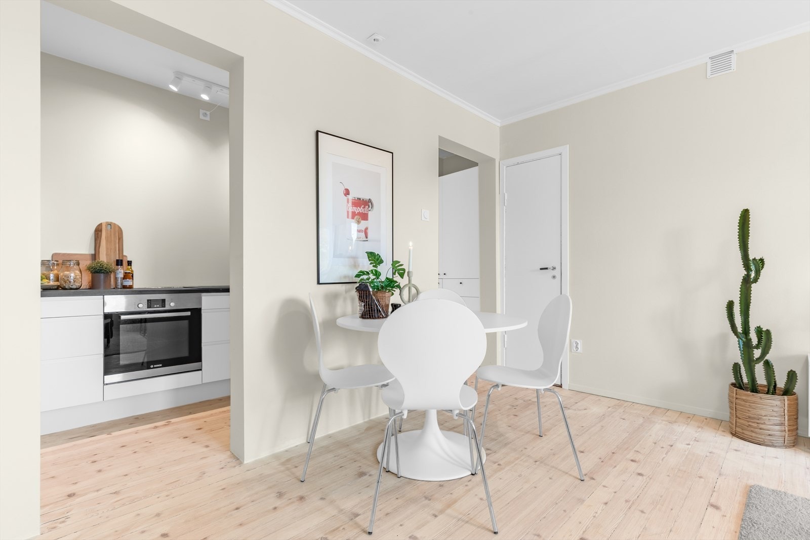 Kjøkkenet er plassert i bakre del av stuen med en delvis åpen vegg som skiller stue og kjøkken fra hverandre. Galleribilde