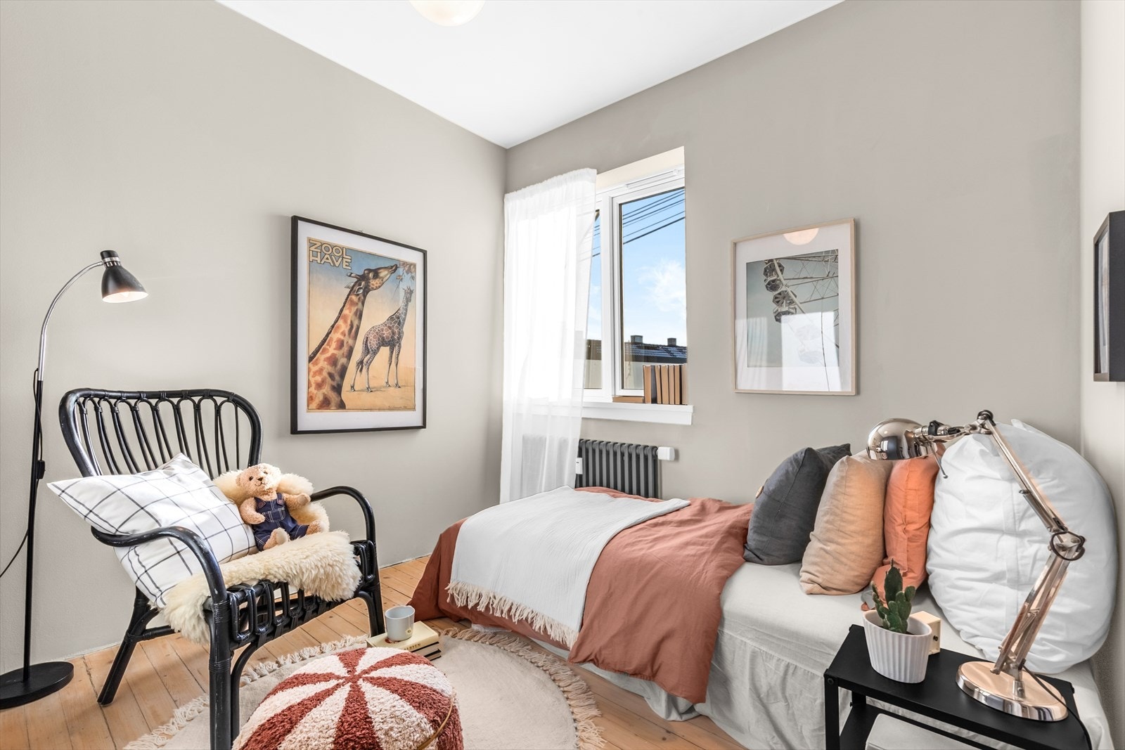 Det andre soverommet egner seg til barnerom, gjesterom eller kontor, og har en stor garderobeløsning med skyvedører. Galleribilde