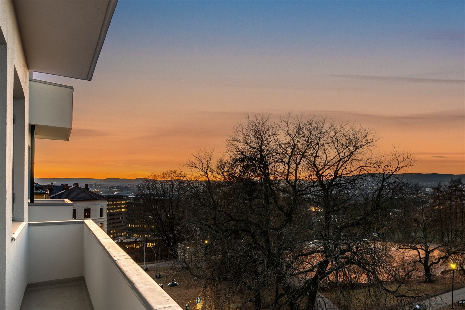 Balkong med nydelig utsikt og kveldssol. Galleribilde