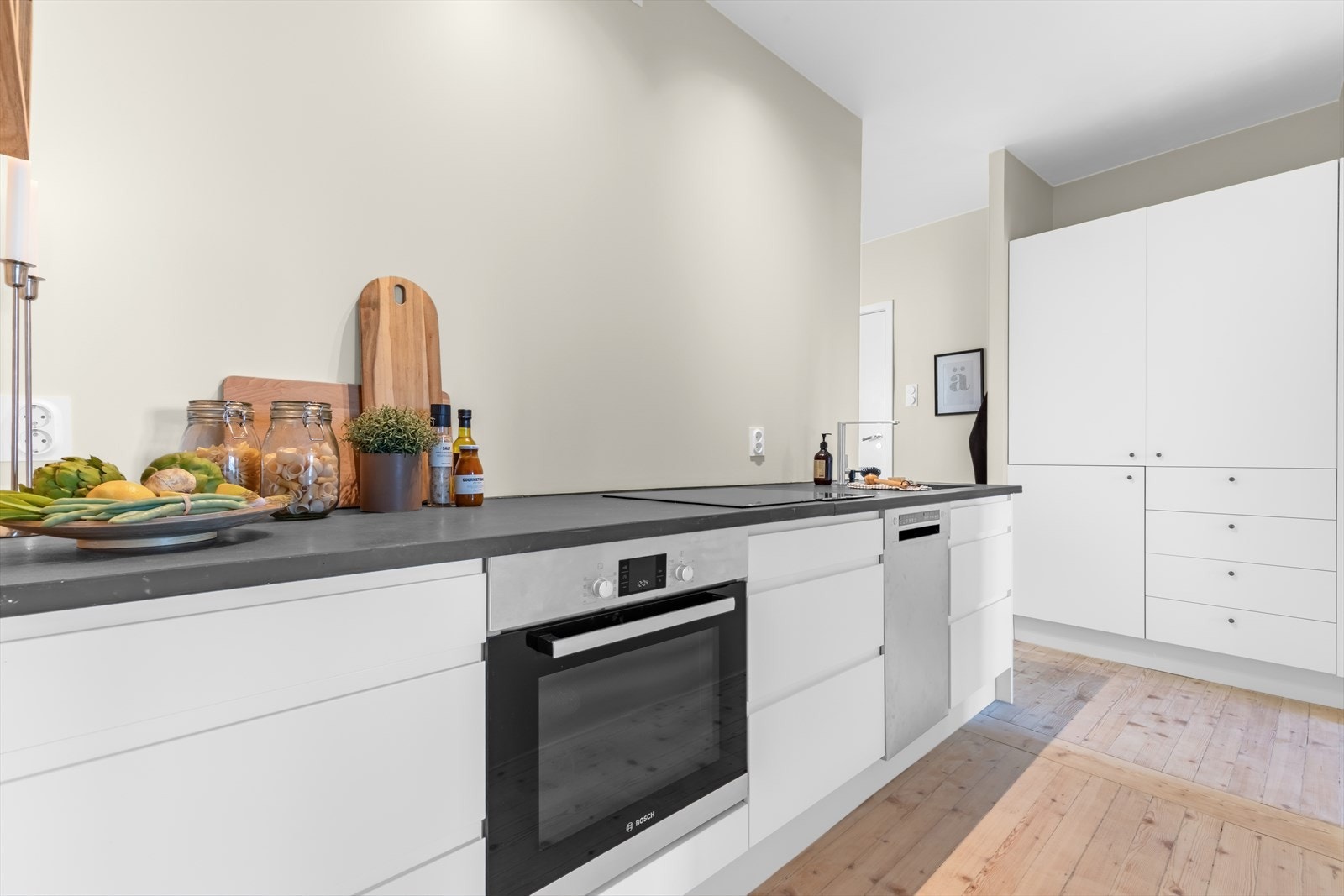 Digital waterguard/aquastop er installert, og kjøkkenet har rikelig med arbeidsflater og oppbevaringsplass. Galleribilde