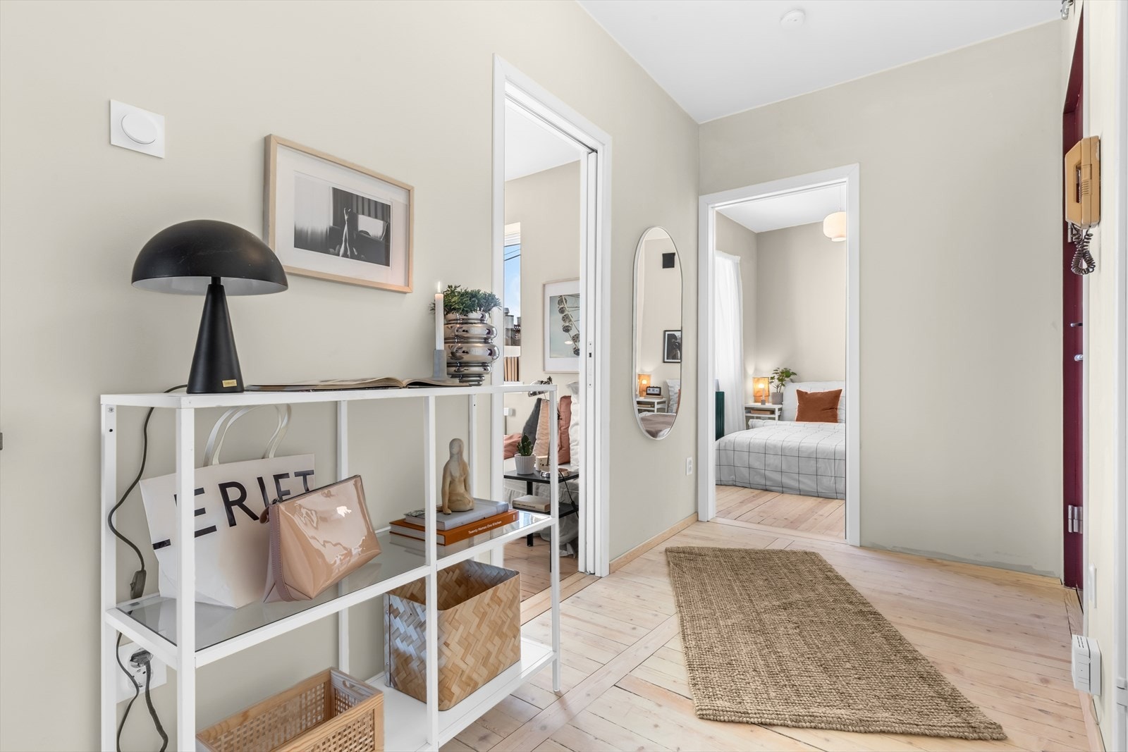 Velkommen inn! Her møter du en lys og romslig entré med godt med plass til garderobeskap, skoskap eller knaggrekke. Galleribilde