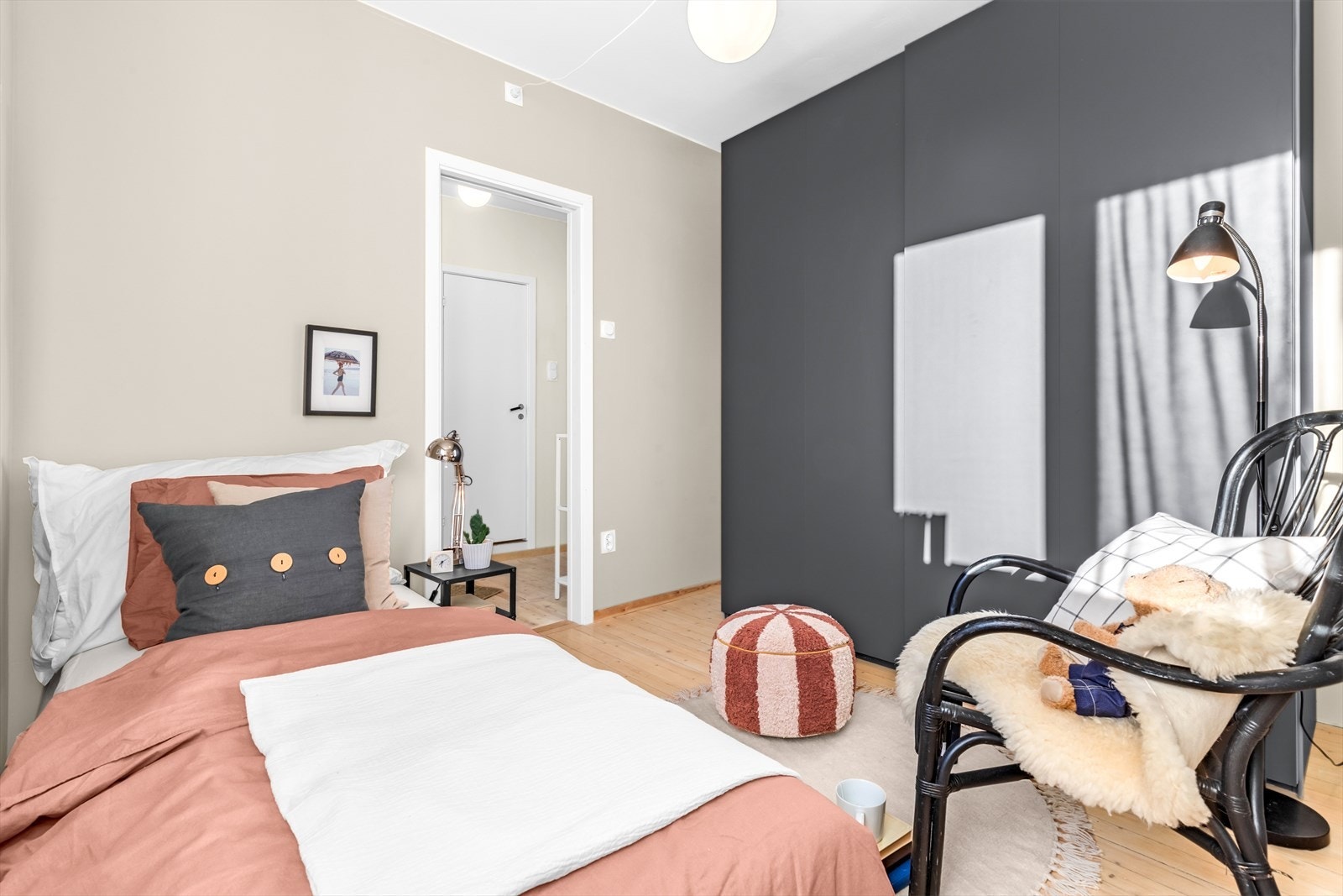 Her er det plass til seng og arbeidsplass, alt etter behov. Galleribilde