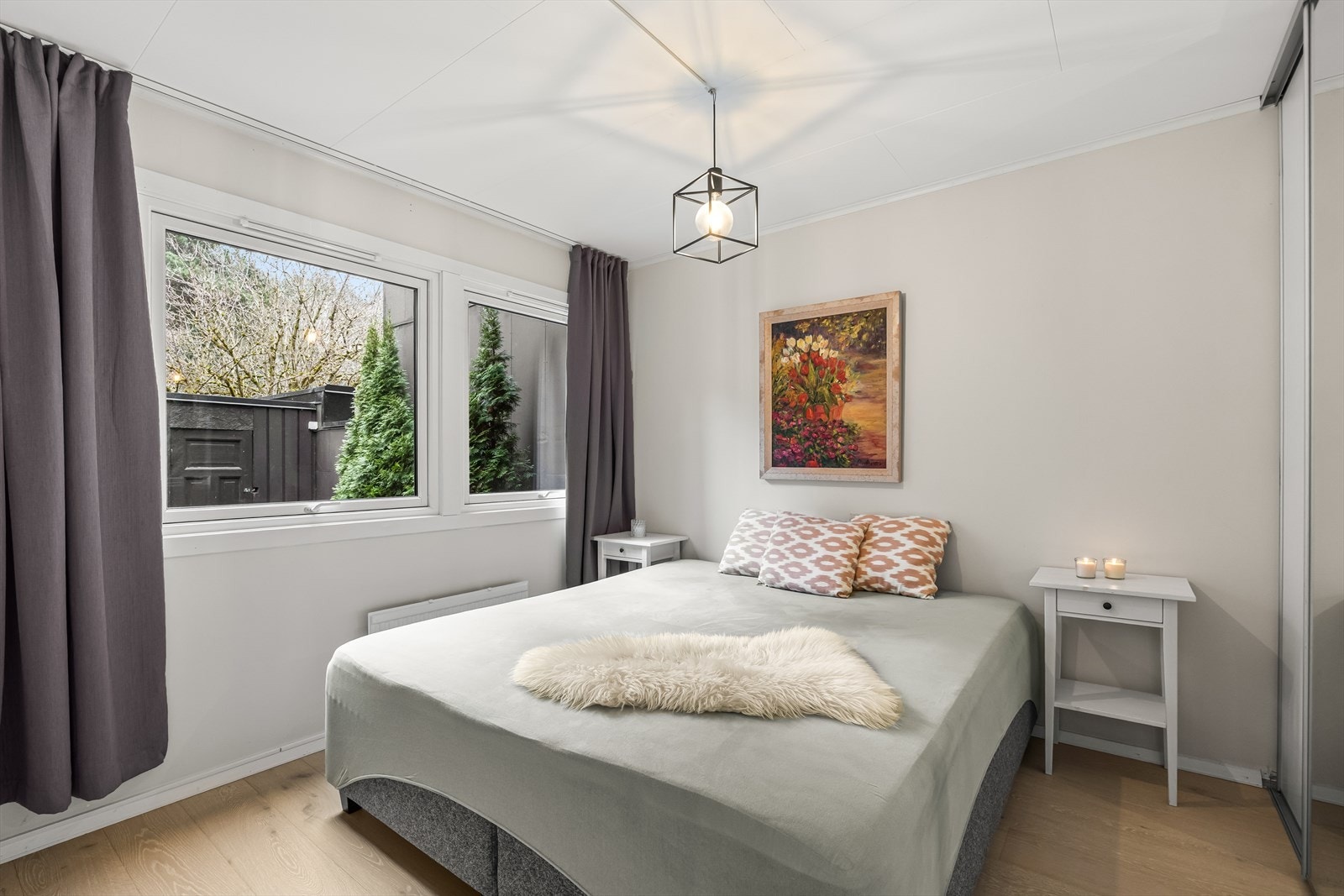 Hovedsoverommet har god plass til dobbeltseng og garderobeløsning. Galleribilde