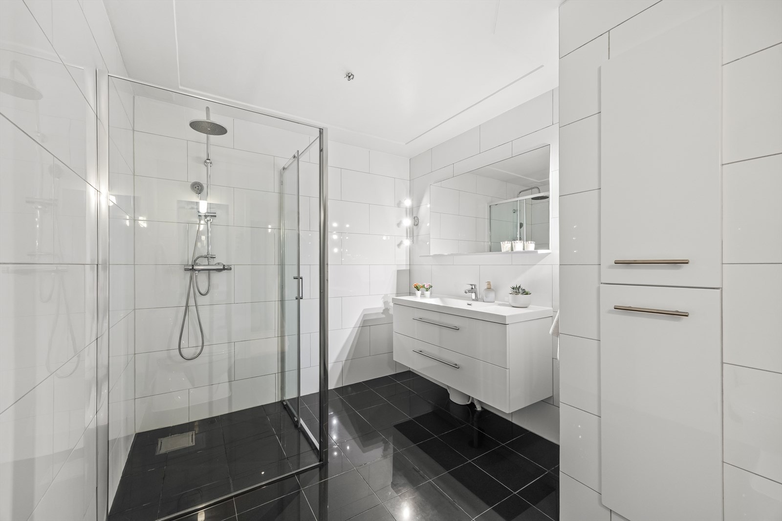 Badet ble pusset opp i 2016 og har elektriske varmekabler. Galleribilde