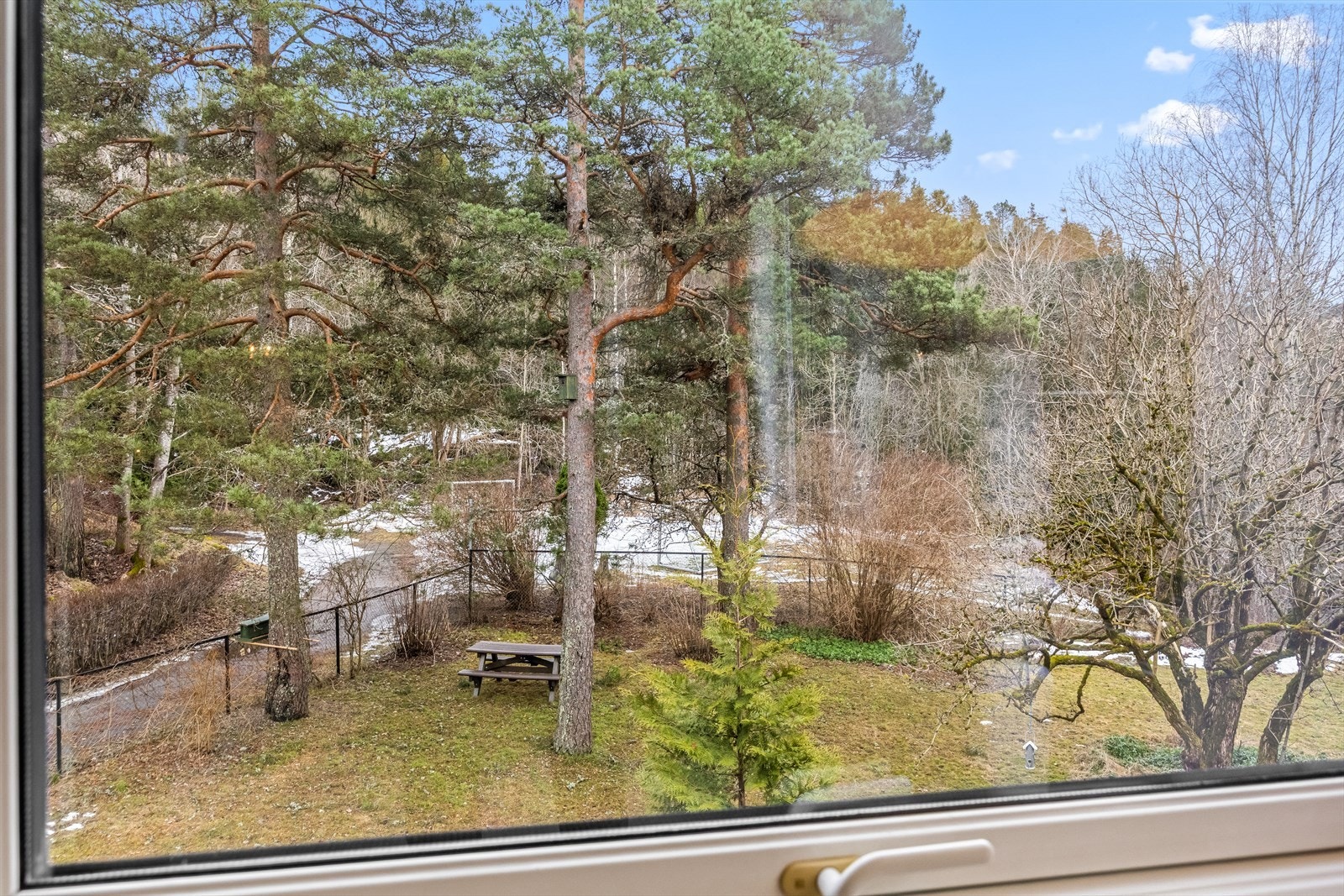 Fra stuens vinduer ser du ut mot de frodige fellesarealene. Galleribilde