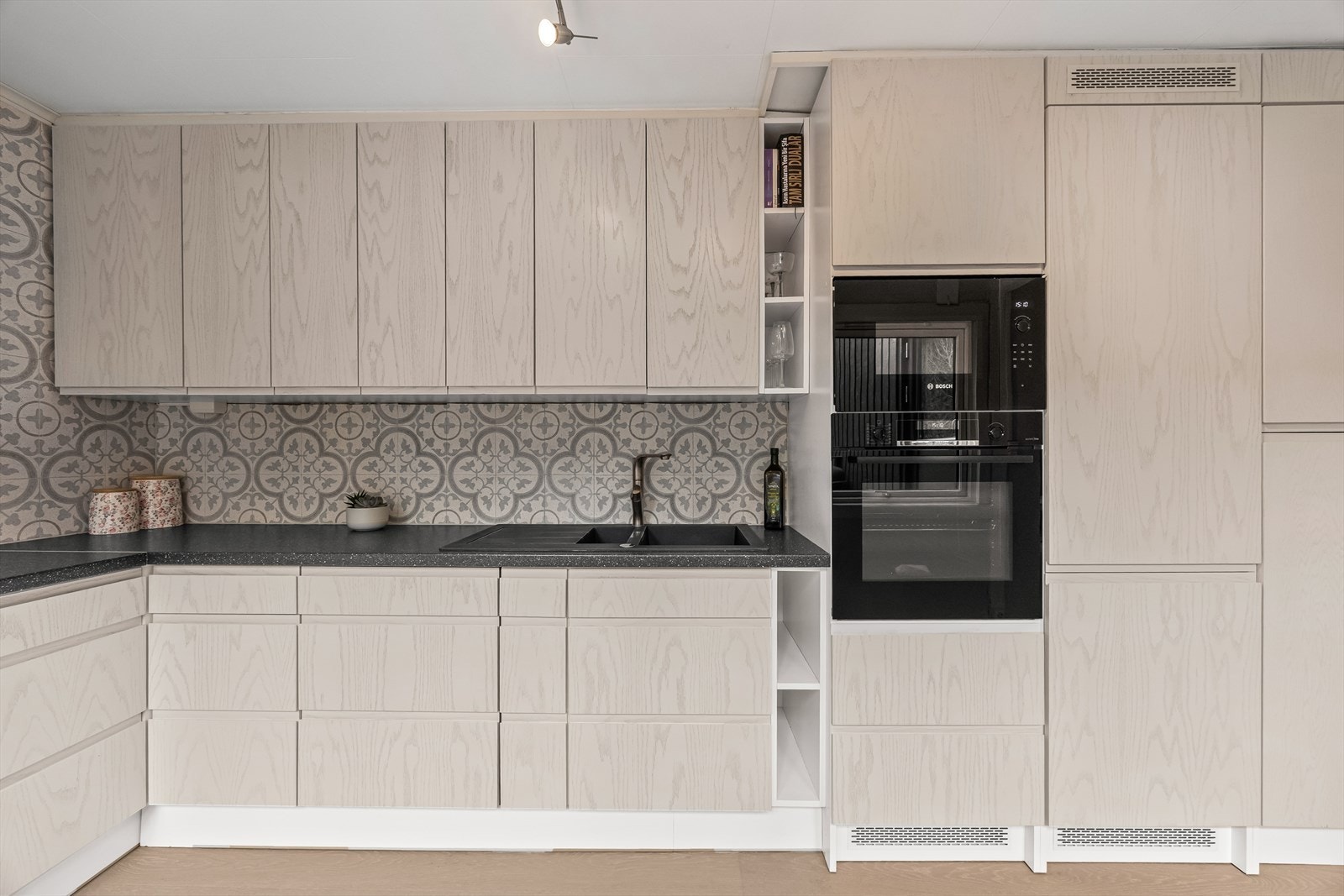 Kjøkkenet har integrerte hvitevarer som kjøl/fryseskap, oppvaskmaskin, platetopp, mikrobølgeovn og stekeovn. Galleribilde