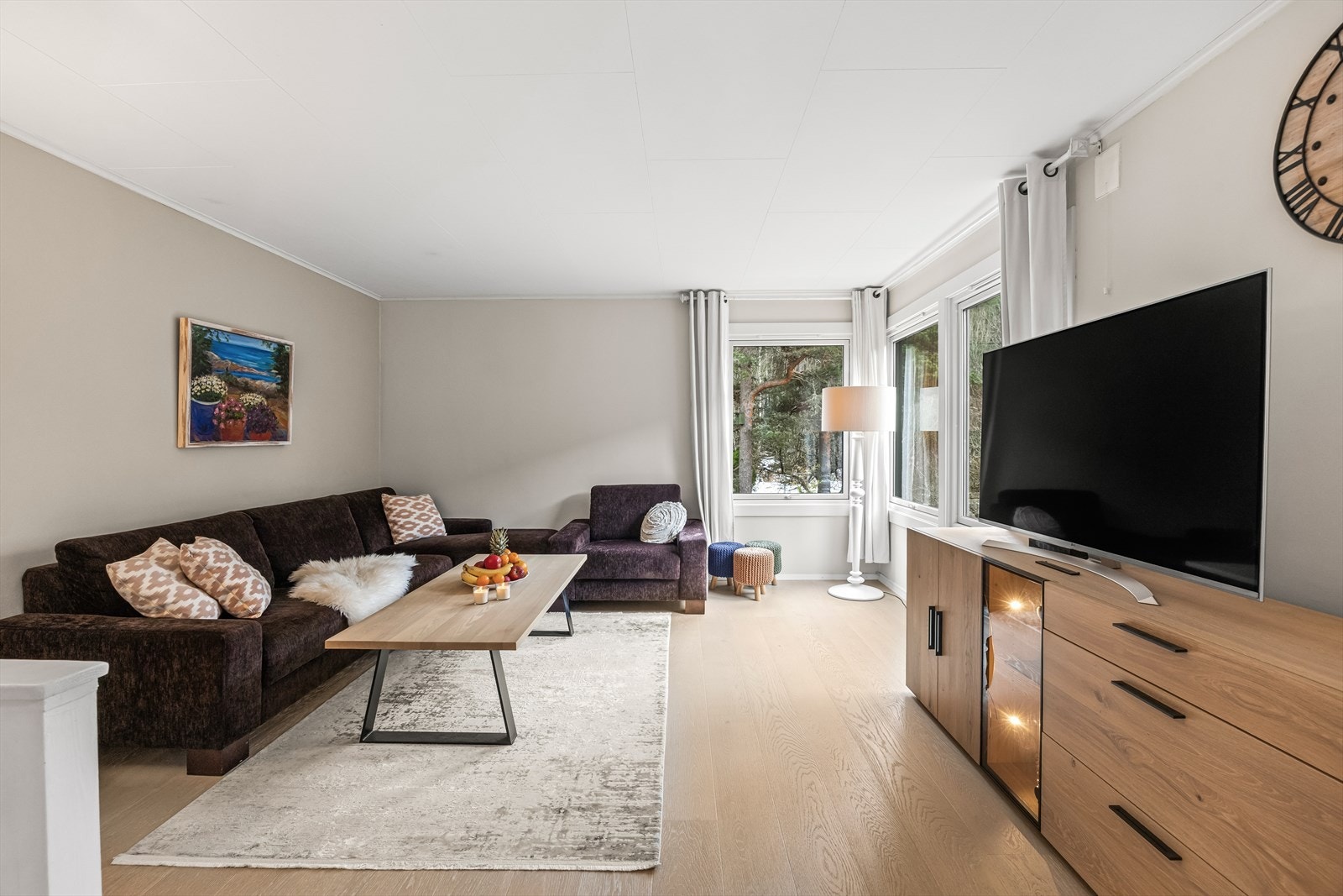 Rommet har plass til både en sofagruppe og spisebord. Galleribilde