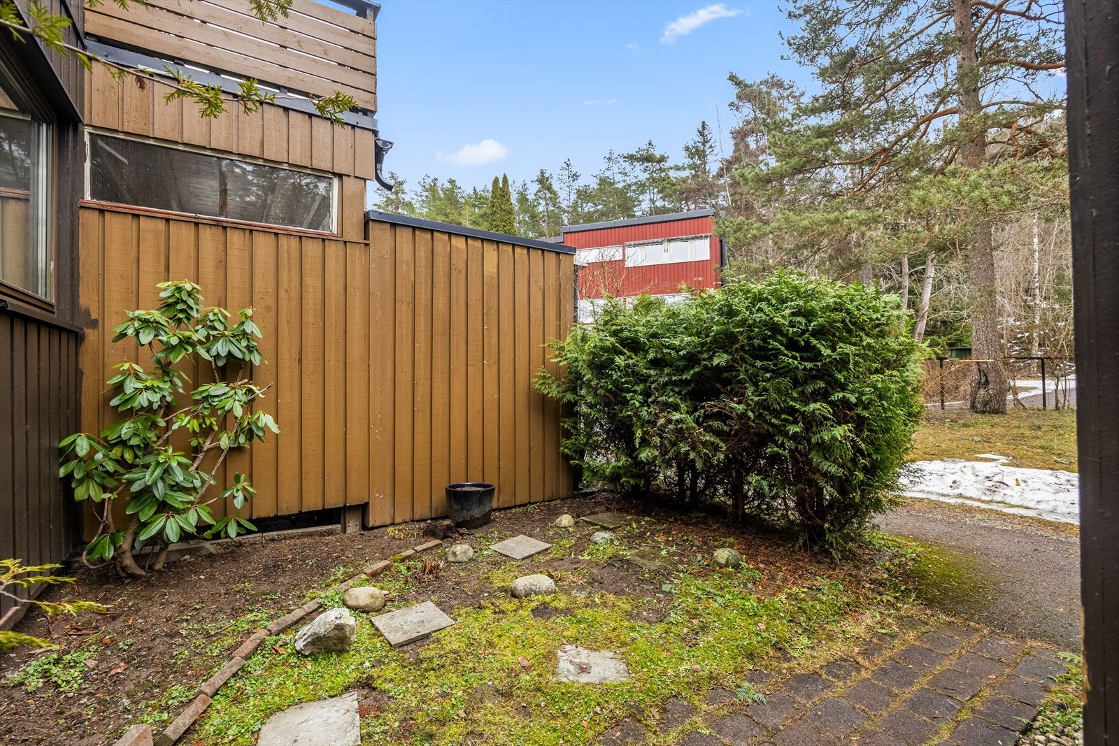 Rekkehuset ligger vendt mot rolige, grønne fellesarealer. Galleribilde