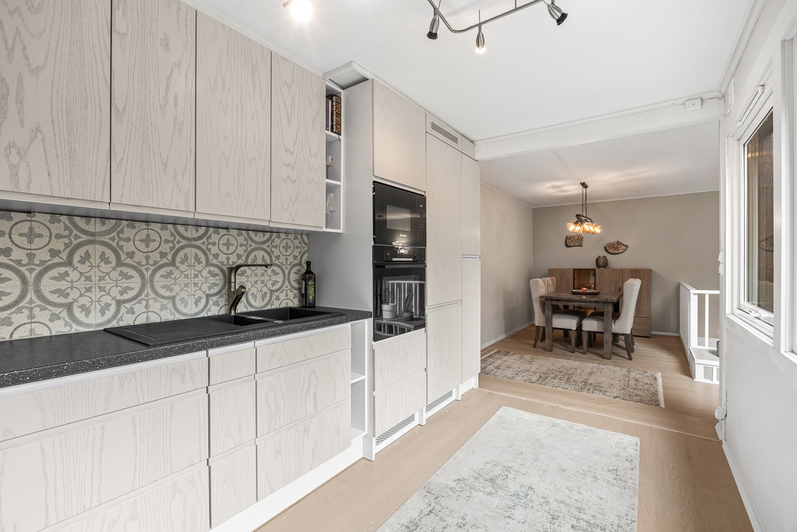 En smart planløsning gir rikelig med både skap- og benkeplass. Galleribilde