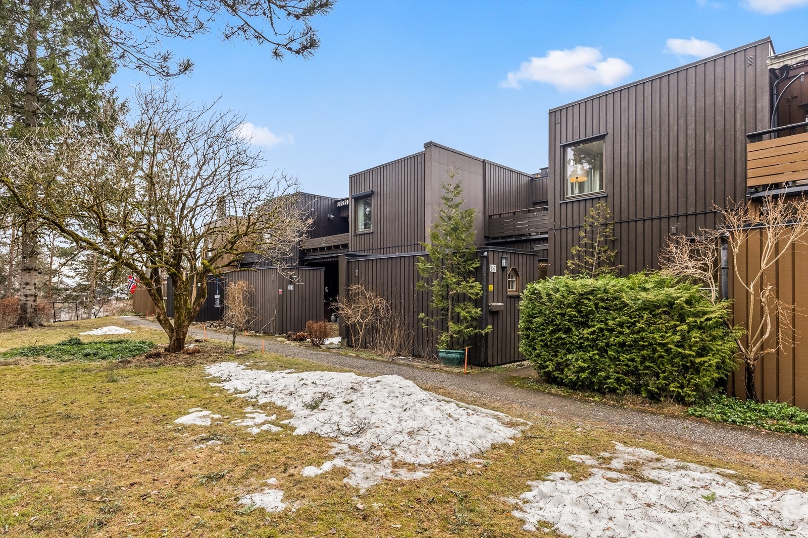 Et velholdt rekkehus i Sankthansfjellet Borettslag, et attraktivt og etablert nabolag. Galleribilde