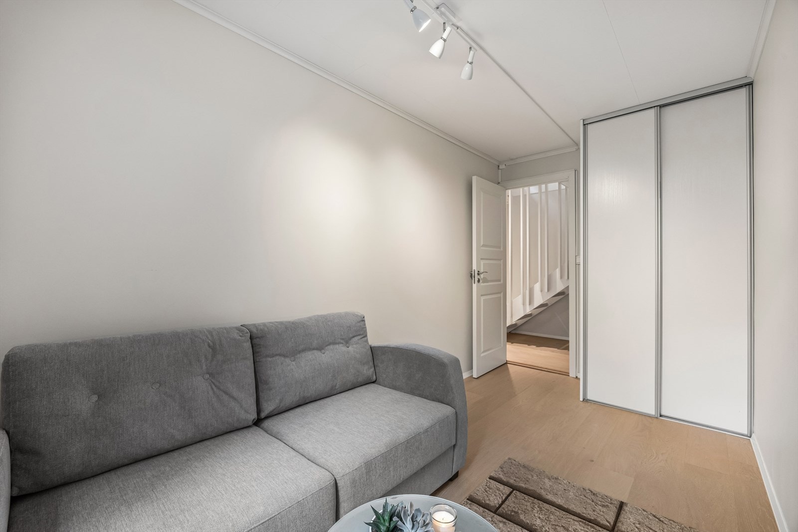 Rommet har en romslig skyvedørsgarderobe og parkett på gulvet. Galleribilde