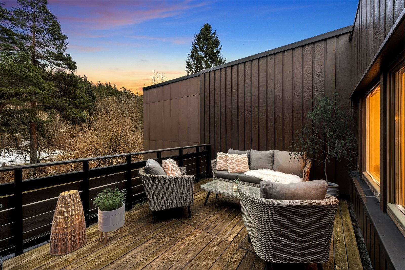 Fra stuen er det utgang til en flott terrasse på 12 m². Galleribilde