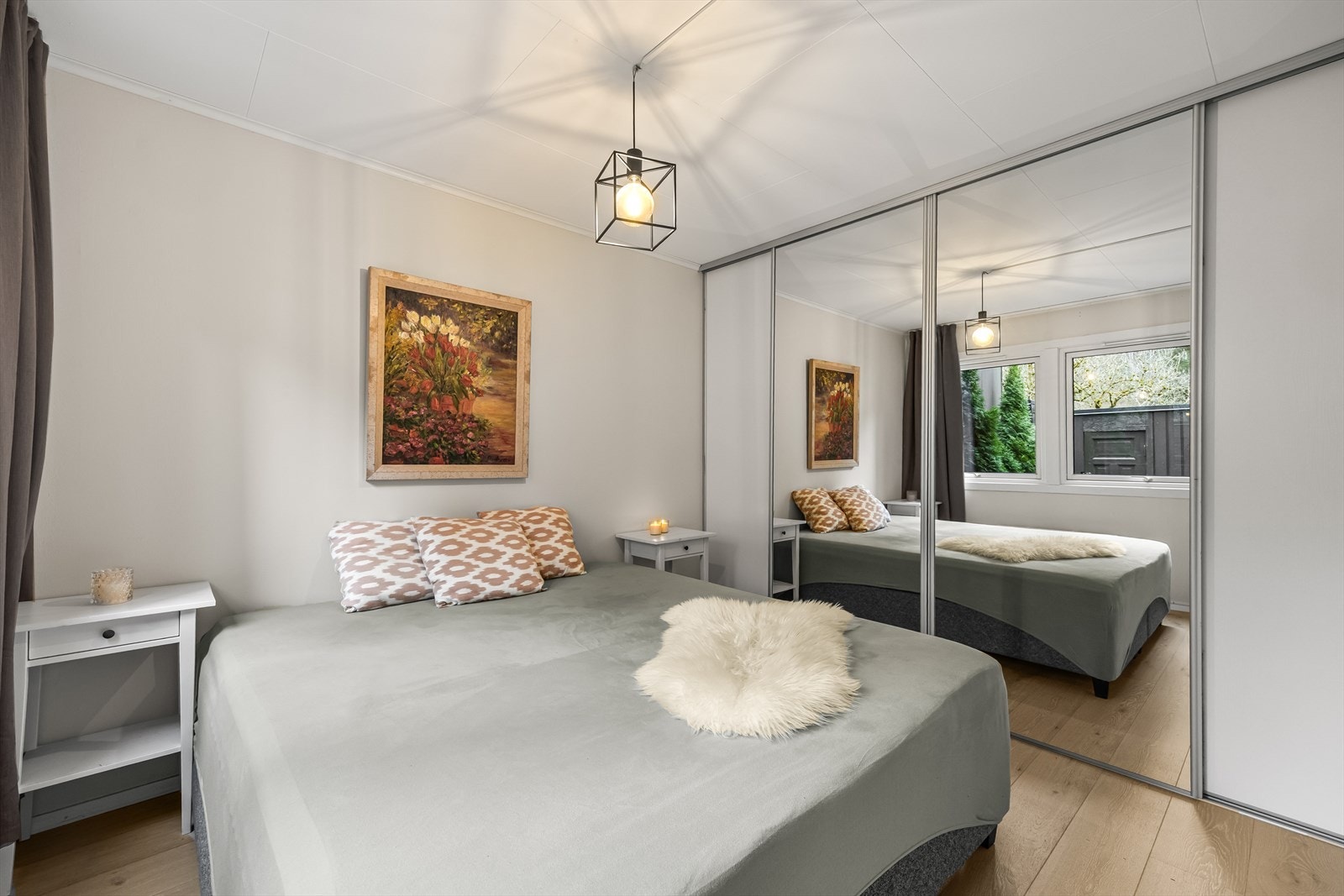 Det er godt med oppbevaringsplass i stor skyvedørsgarderobe. Galleribilde