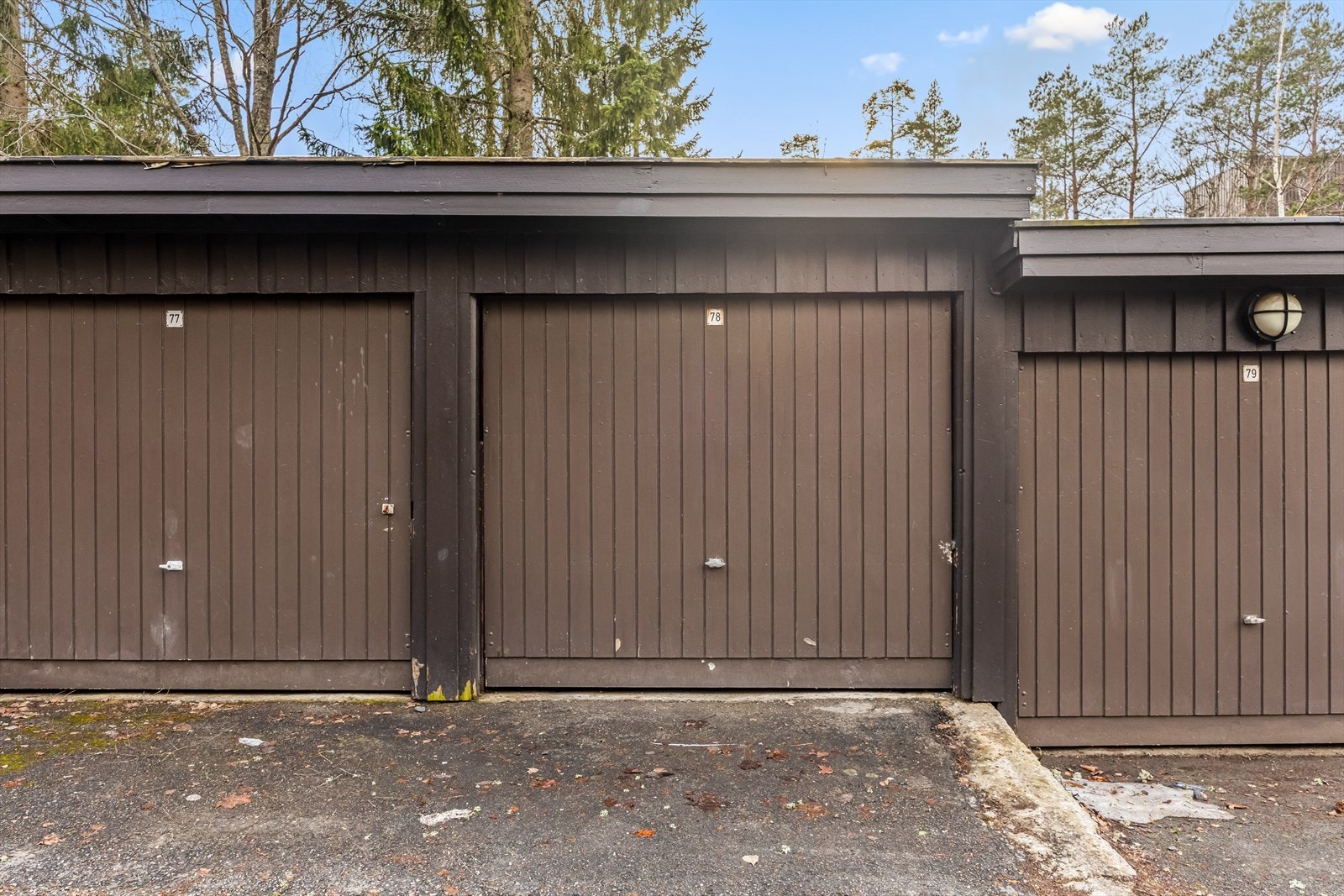 Det medfølger en garasjeplass i felles garasjerekke. Galleribilde