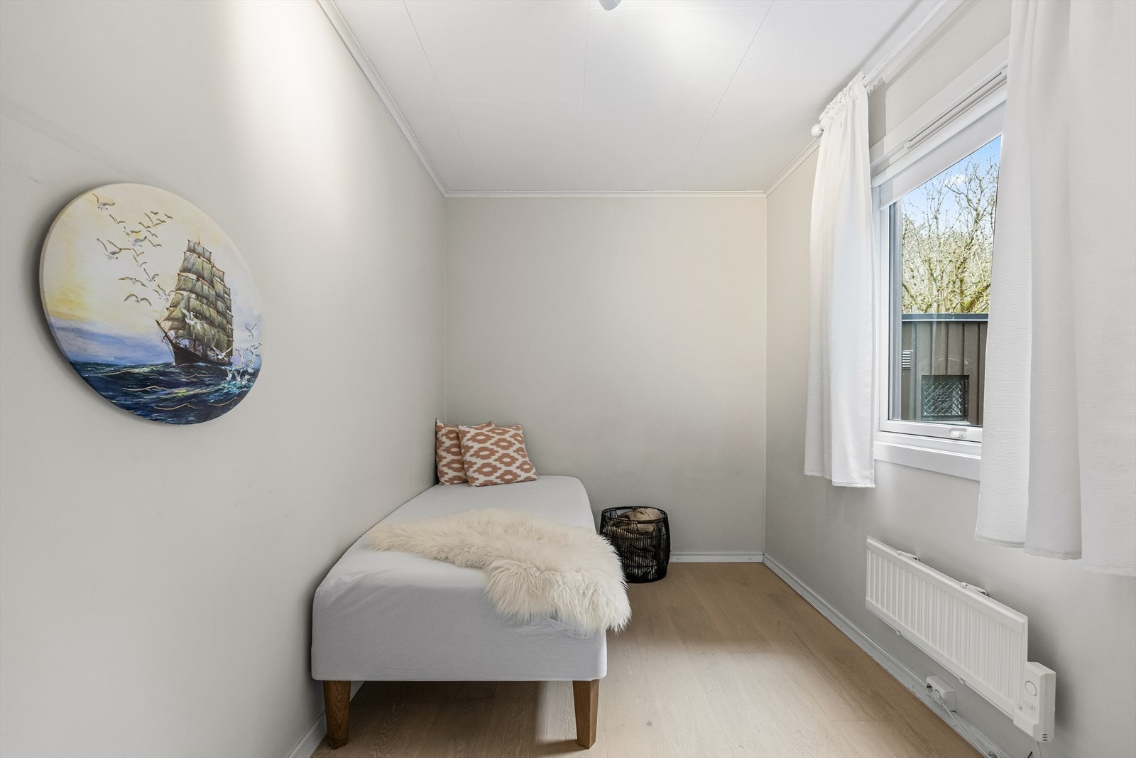 Boligens tredje soverom med plass til seng og skrivebord. Galleribilde