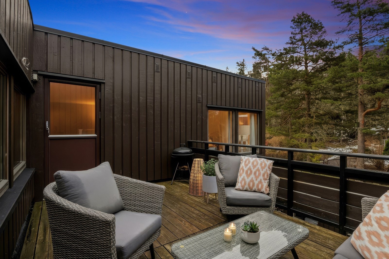 Terrassen er en usjenert og privat uteplass med utsyn mot grøntområder. Galleribilde