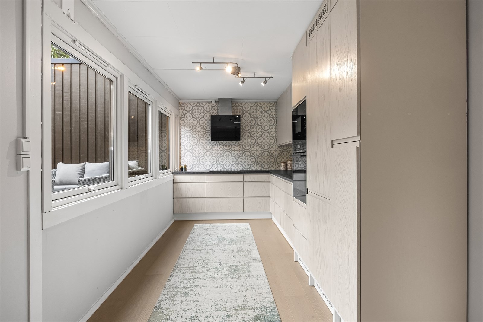 Kjøkken fra 2020 med glatte fronter og benkeplate i laminat. Galleribilde