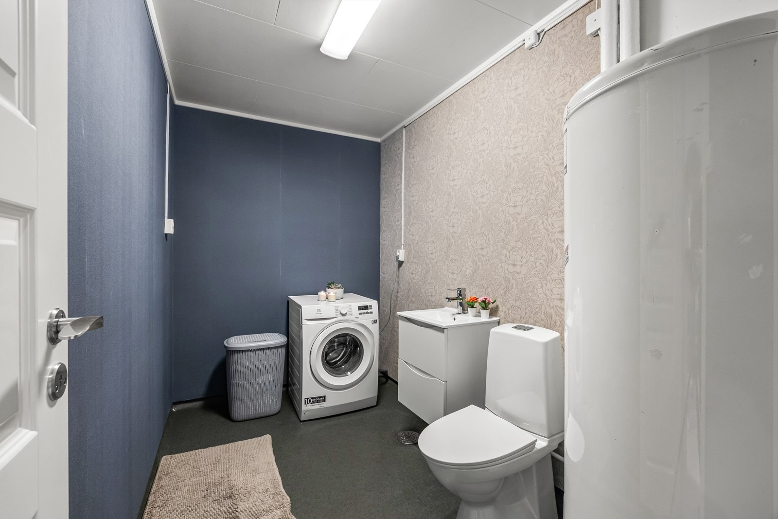 Praktisk vaskerom med toalett, servant og opplegg for vaskemaskin. Her er også adkomst til krypekjeller. Galleribilde