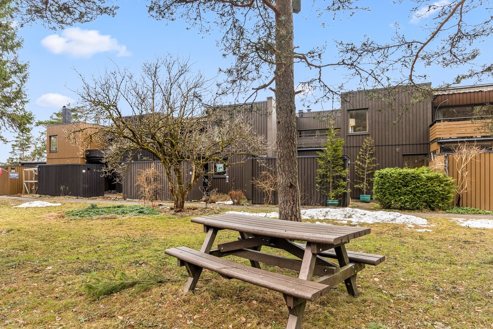 Fellesarealet er pent opparbeidet med gressplener, sittegrupper, lekeapparater samt asfalterte gang- og stikkveier. Galleribilde