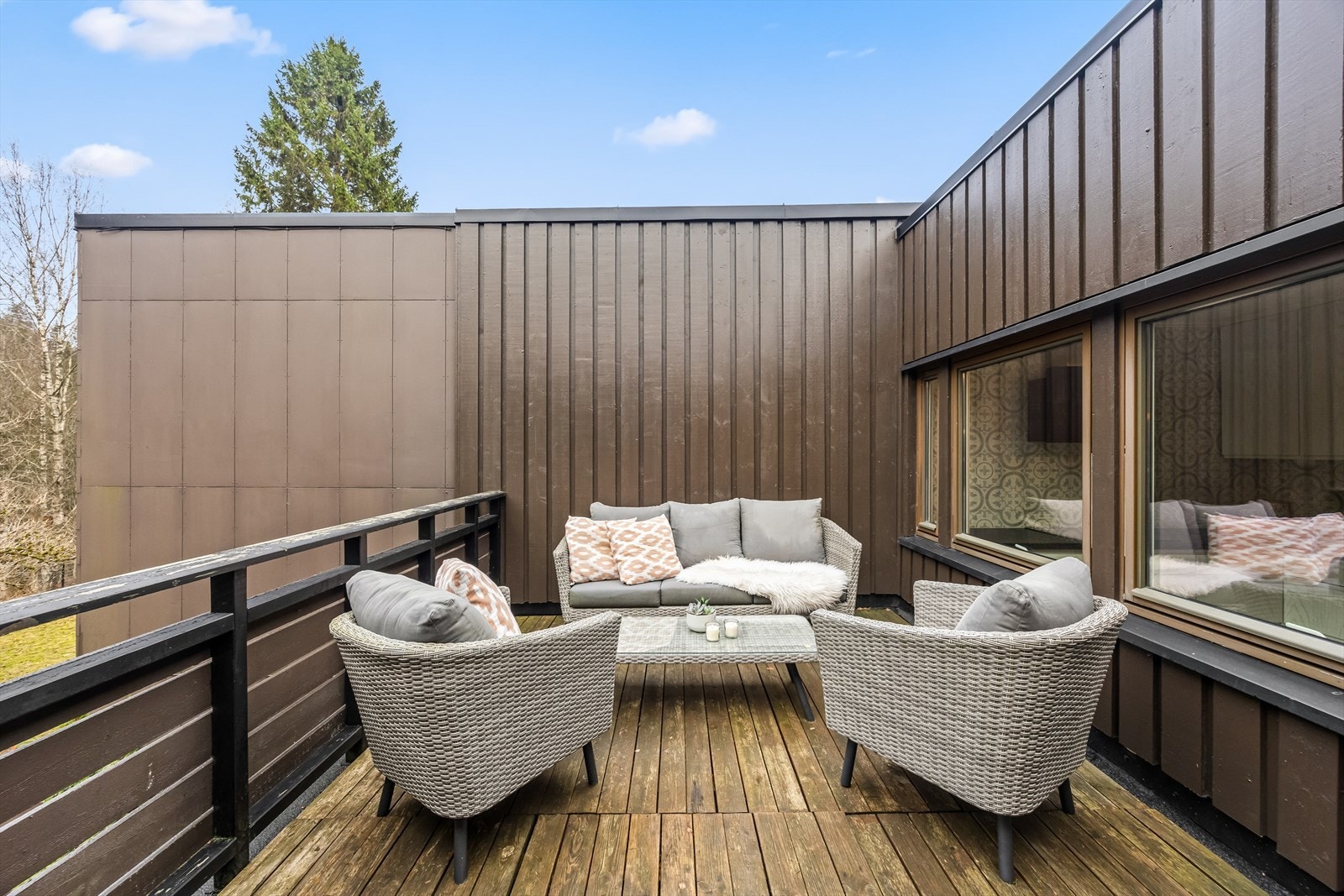 Her er det god plass til en utendørs sittegruppe og grill. Galleribilde