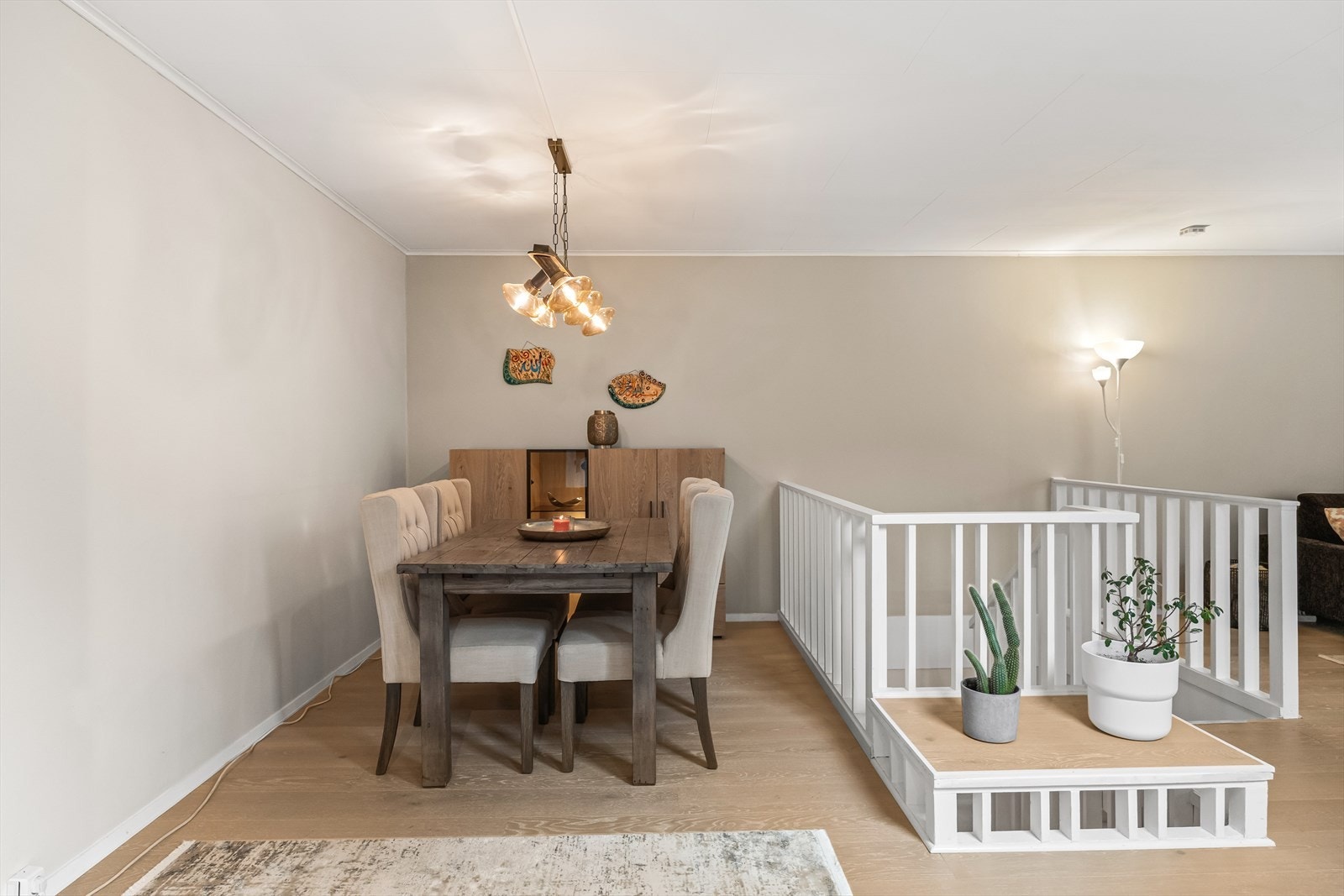 Spisestuen har god plass til et stort spisebord for hyggelige sammenkomster. Galleribilde