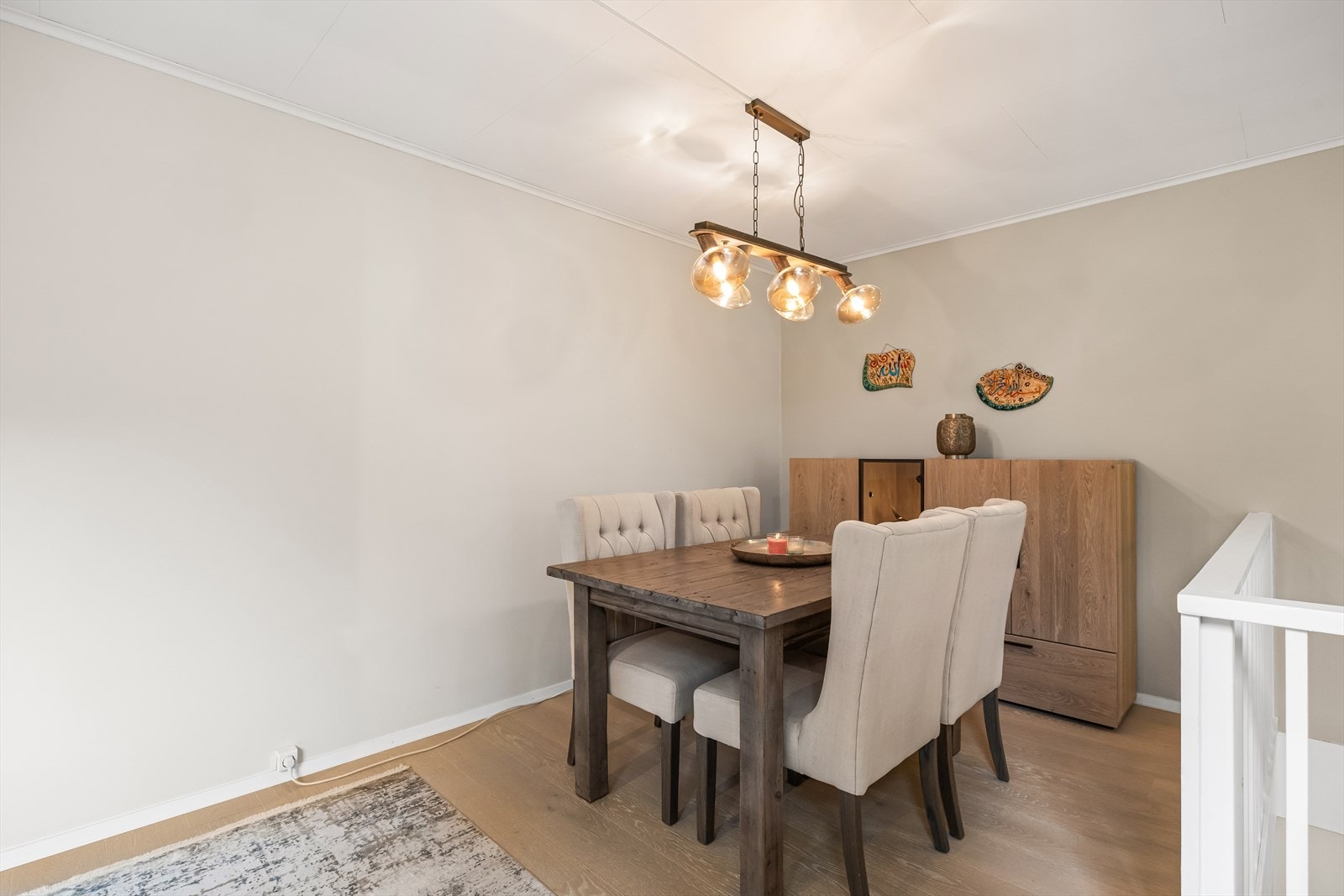 Spisestuen ligger i direkte tilknytning til både stue og kjøkken. Galleribilde