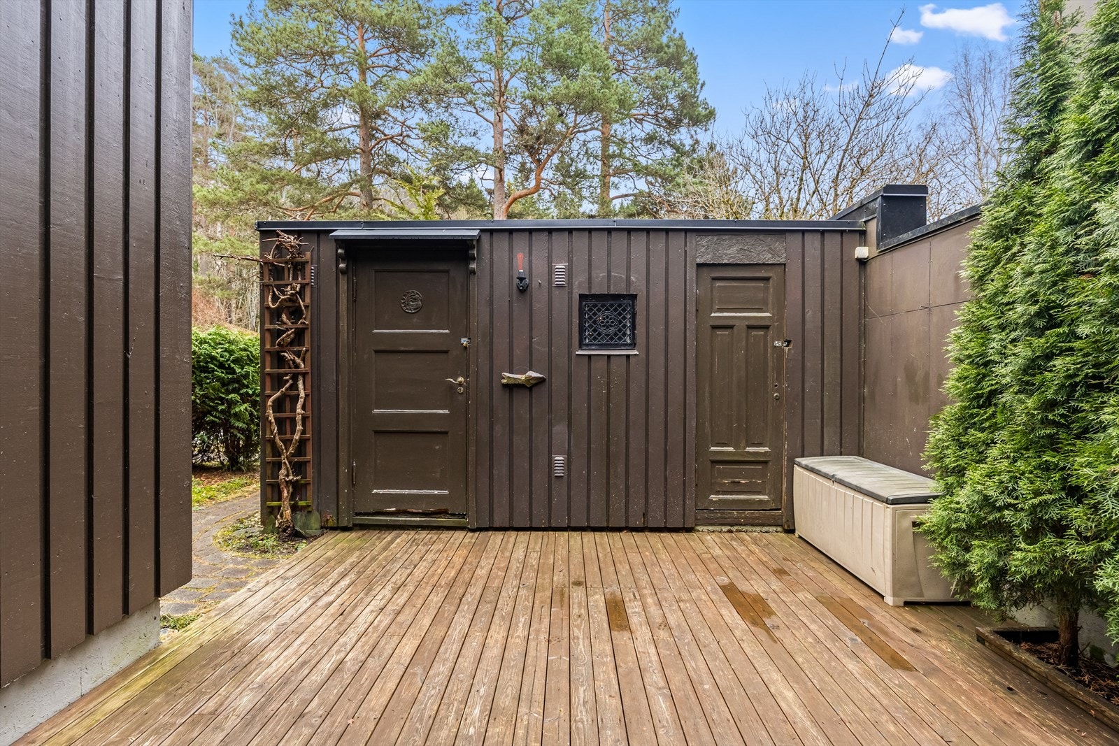 Til boligen hører en frittstående bod på 8 m² for ekstra lagring. Galleribilde