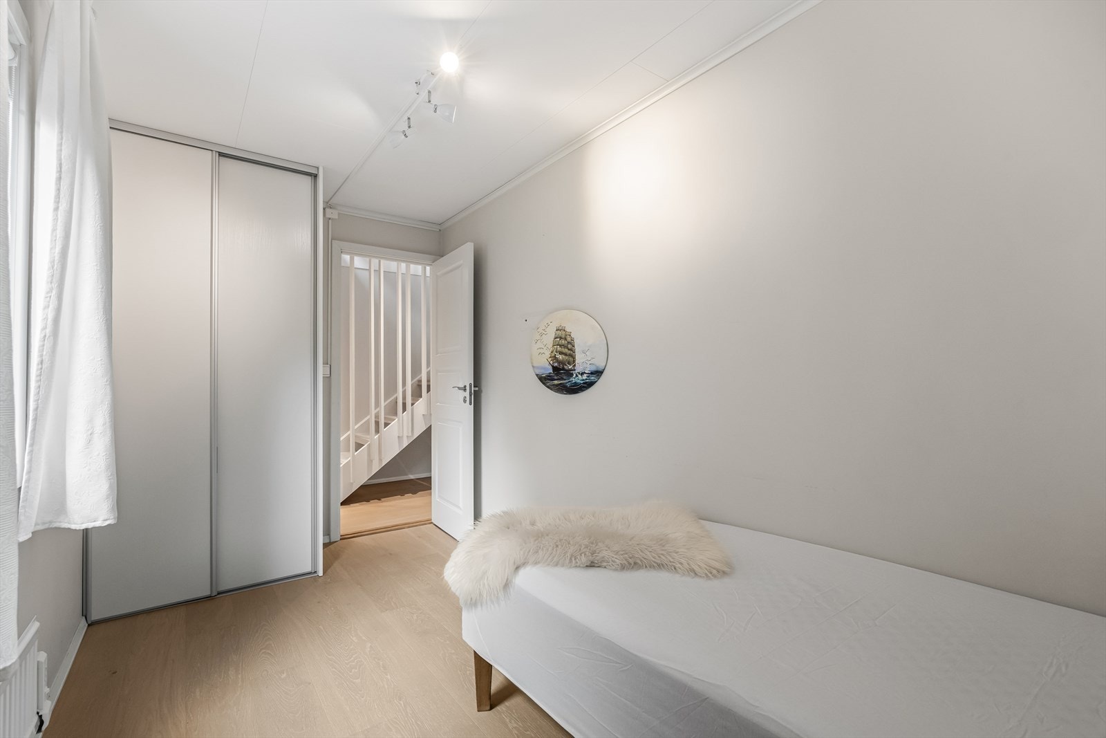 Alle tre soverommene er praktisk samlet i første etasje, adskilt fra de sosiale sonene. Galleribilde