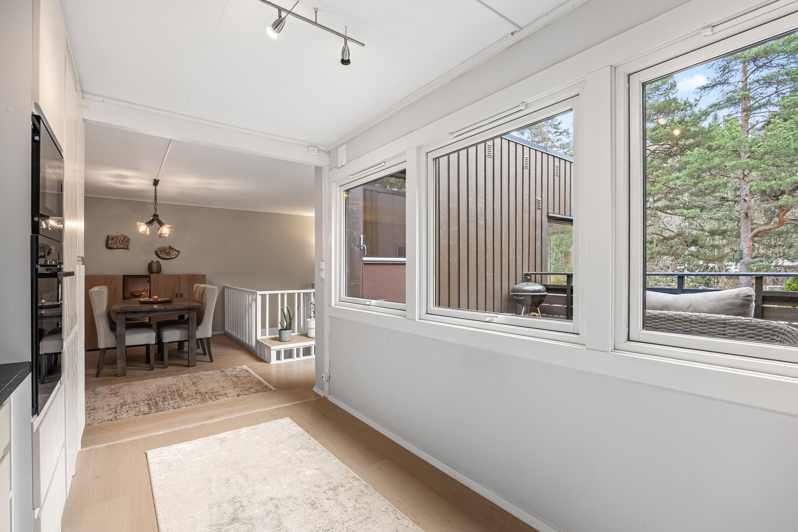 Fra kjøkkenvinduene ser du ut mot terrassen. Galleribilde