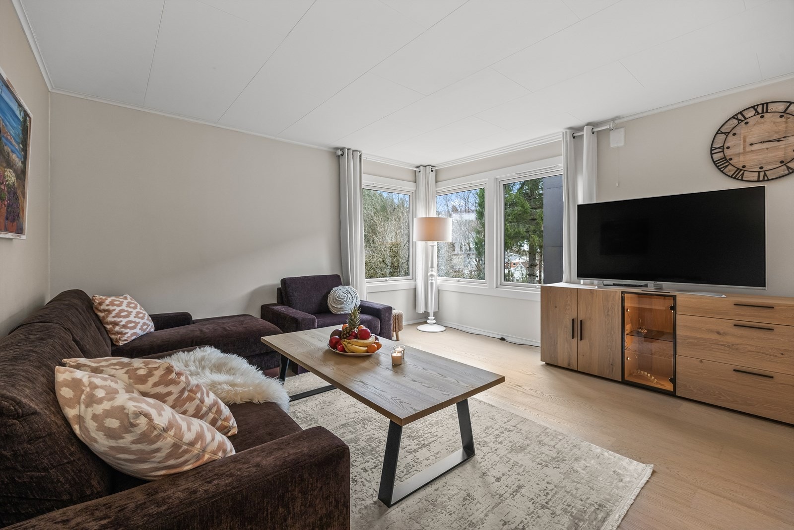 Overflatene i stuen ble, som i resten av boligen, oppgradert i 2020. Galleribilde