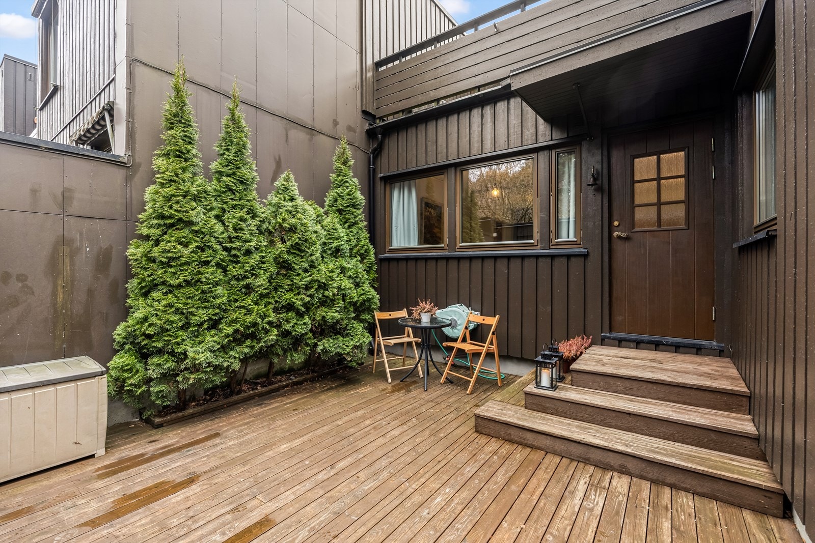 Man ønskes velkommen fra et hyggelig og pent opparbeidet inngangsparti. Galleribilde