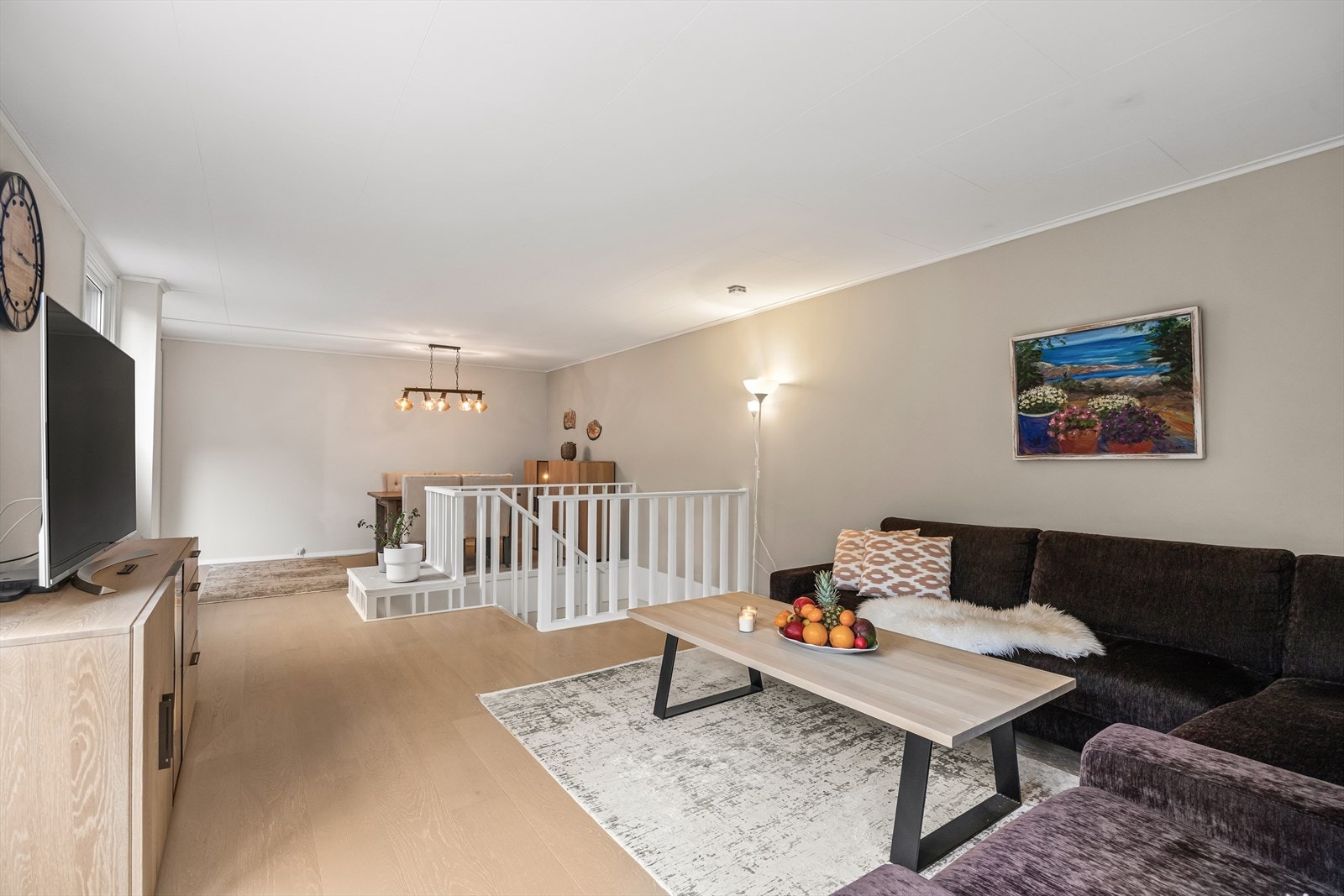 Fra stuen er det en naturlig overgang til kjøkkenet, som gjør rommet sosialt og åpent. Galleribilde