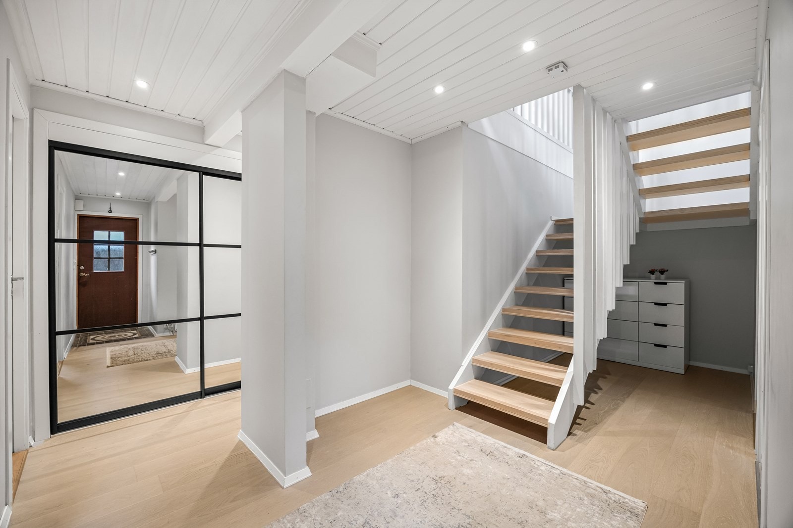 Det er god plass til yttertøy og sko i stor skyvedørsgarderobe. Galleribilde