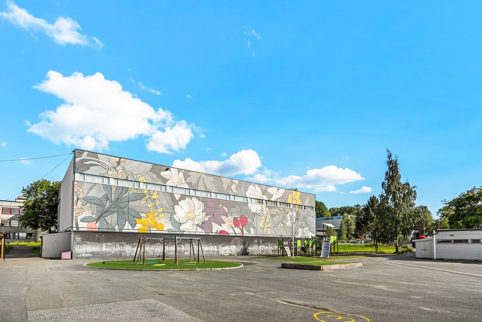 Nærmeste barneskole er Trosterud skole, og Haugerud skole for ungdomstrinnet. Galleribilde