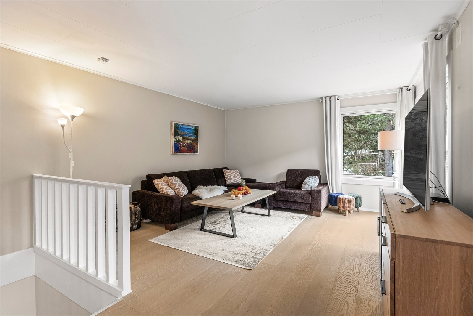 I andre etasje åpner boligen seg opp med en romslig stue og spisestue. Galleribilde