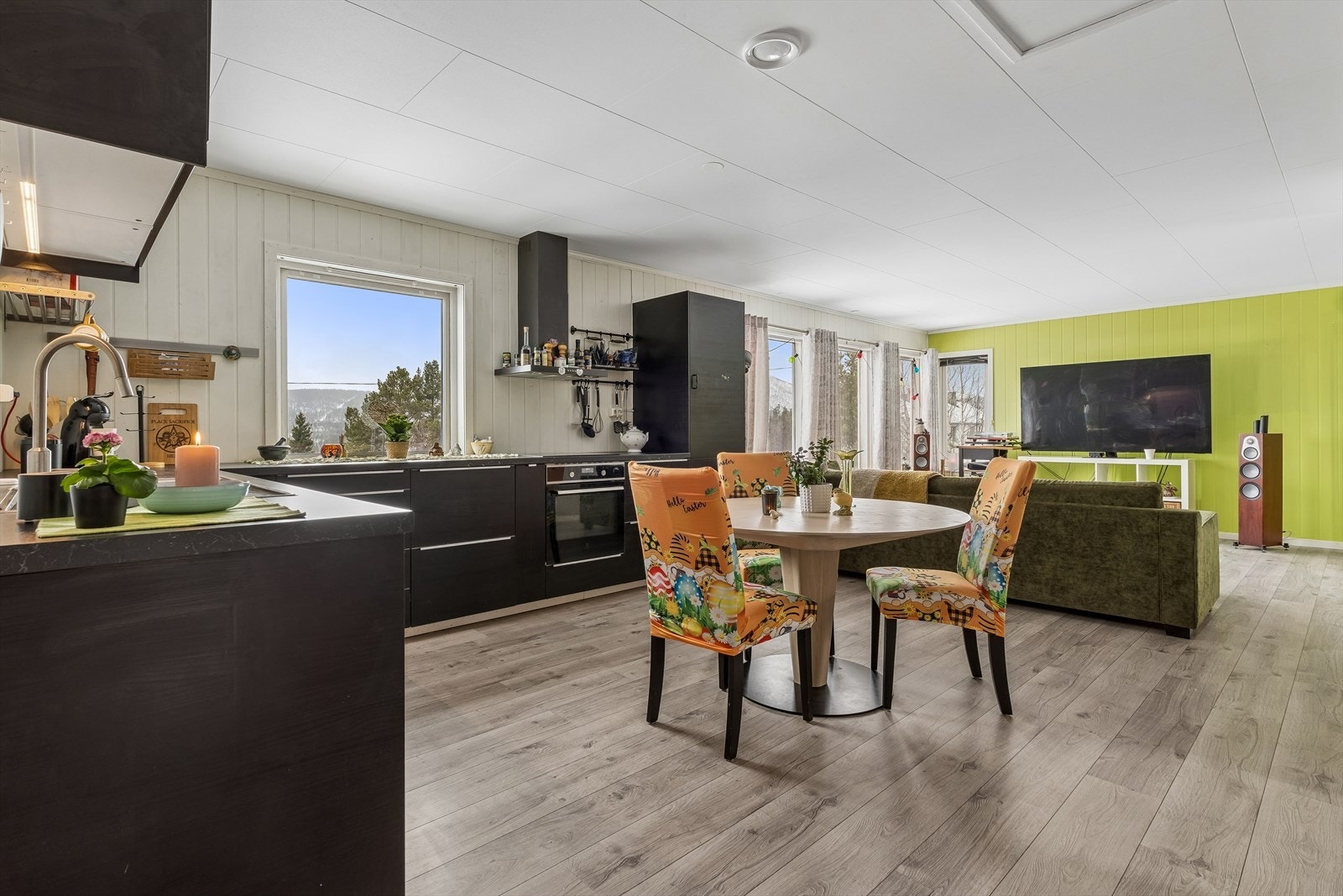 Den åpne planløsningen binder kjøkken, spisestue og stue sammen til en funksjonell enhet. Galleribilde