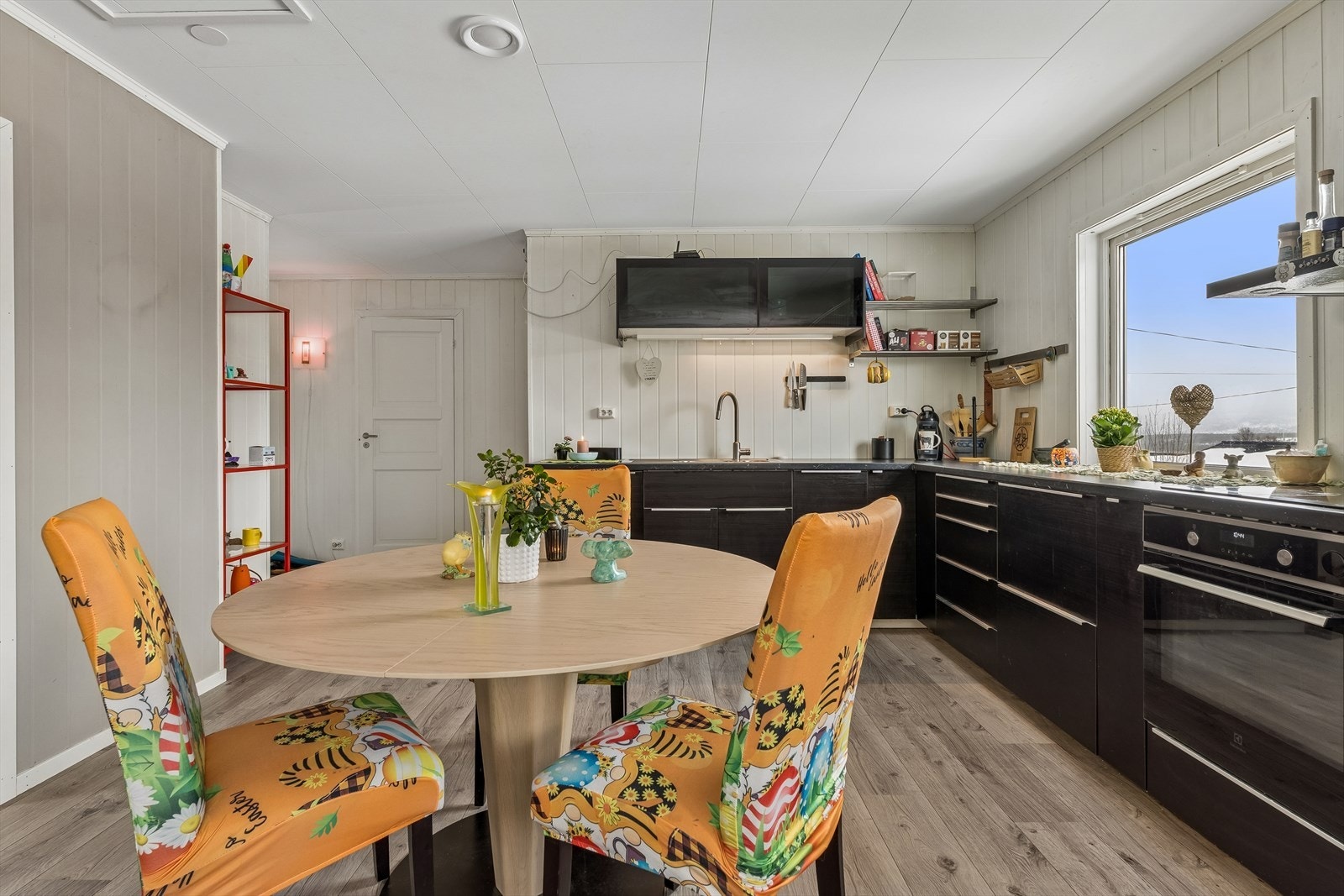 Kjøkkenet er utstyrt med integrert kjøl/fryseskap, oppvaskmaskin, platetopp og stekeovn. Galleribilde