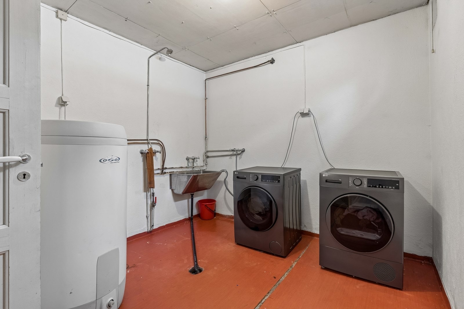 Praktisk vaskekjeller med opplegg for vaskemaskin og en 198-liters varmtvannsbereder fra 2011. Galleribilde