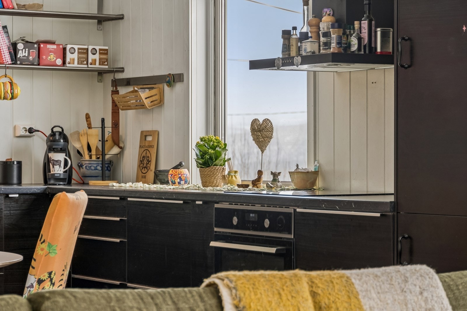 Kjøkkenventilator med avtrekk direkte ut sikrer godt inneklima under matlaging. Galleribilde