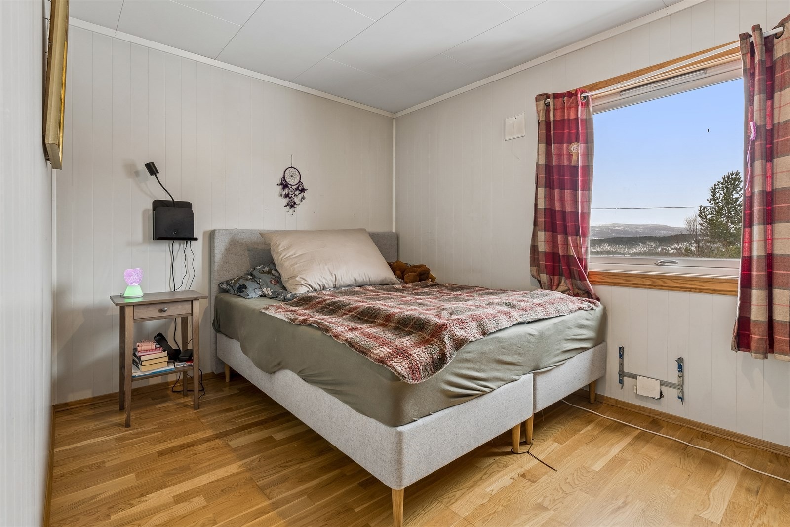 Hovedsoverommet har parkett på gulvet og plass til dobbeltseng. Galleribilde